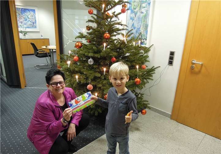 Gewinner des Weltspartag-Gewinnspiels Louis Noel Lütkemeier freute sich über den tollen Preis.