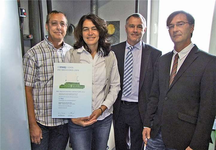 Gewinner (v.li.): Jutta und Ralf-Günter Wein, Rudolf Maier, RWE Vertrieb AG, und Torsten Hoidis von den Kälteprofis bei der Übergabe des Innovationspreises Wärmepumpe. 