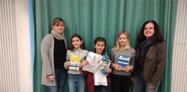 Gewinnerin Agnesa Rexhepi (6b) in der Mitte, rechts davon Lena Richardt (6b), links Laura Idrizi (6a). Gerahmt werden die Schülerinnen rechts von Uta Erlekampf, Konrektorin und links von Susan Glomb, Fachkonferenzleiterin Deutsch.Privat