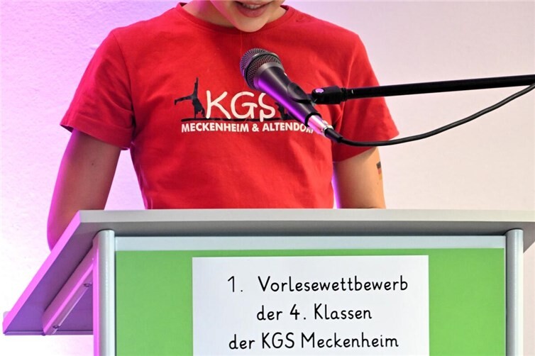 Gewinnerin Linette liest aus „Eine Woche voller Samstage“ vor.