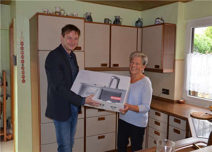 Gewinnerin Marianne Kires und Studioleiter Dirk Keller bei der Übergabedes Kochtopfsets.Foto: privat