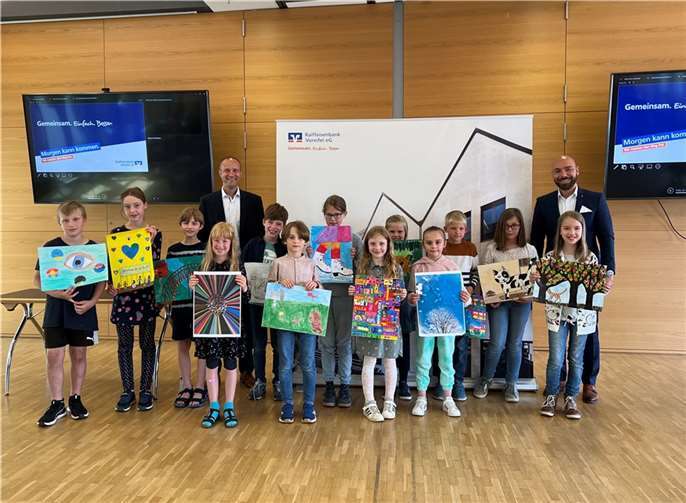 Gewinnerkinder mit Regionalmarktleiter Mark Palmersheim (1. v. r. ) und Marketingleiter Peter Bürvenich (4. v. l.).  Foto: Raiffeisenbank Voreifel eG