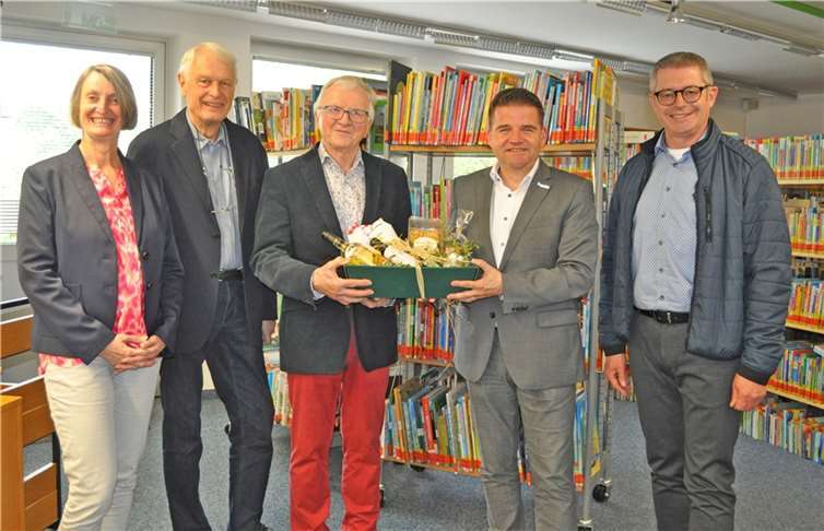 Gewinnübergabe für die gelungene Namensgebung, von links: Franzis Steinhauer, Christian Dürig, Dr. Gerd Knischewski, Bürgermeister Holger Jung und der Erste Beigeordnete Hans Dieter Wirtz. Foto: Stadt Meckenheim