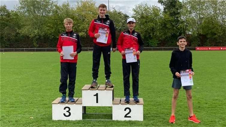 Gewohntes Bild beim Heim-Meeting: der Nachwuchs der LG Rhein-Wied auf dem Siegerpodest. Im Blockwettkampf Sprint/Sprung der M13 gewann Noah Seibel vor Samuel Plenert Fabing, Len Emilian Stiehles und Tim Theisen. Quelle: LG Rhein-Wied