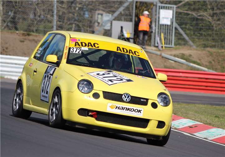 Gewohntes Terrain: Daniela Scheller mit einem gelben VW Lupo bei Einstellfahrten auf der Nordschleife des Nürburgrings.