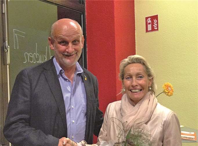 Gezina Stuip übergab den Vorsitz über die Linzer Genossen an Rainer Zimmermann.Privat