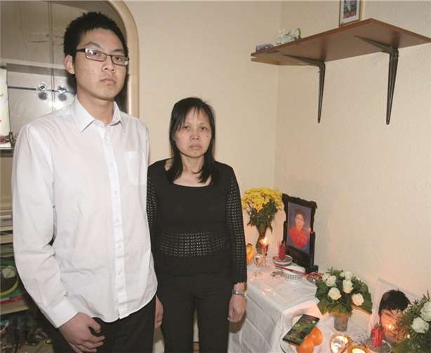 Giang Kieu und seine Mutter Thi-Tham Hoang verbringen in diesen Tagen viel Zeit vor der eiligst eingerichteten Gedenkecke. Der erst fünfjährige Minh Quang Le Kieu erlebt die schwere Zeit glücklicherweise weitgehend in einem Mayener Kindergarten. WE