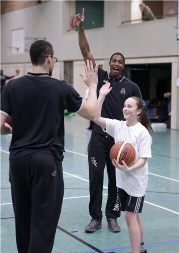 Gib mir Fünf! Die Profis des BBL und die Schüler und Schülerinnen hatten mächtig viel Spaß an diesem Tag.