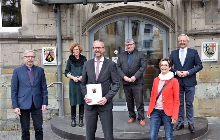 Gido Fischer (3.v.l.) ist nun offiziell in das Amt des Schulleiters der Ludwig-Erhard-Schule Neuwied (LES) eingeführt worden.Foto:Ludwig-Erhard-Schule