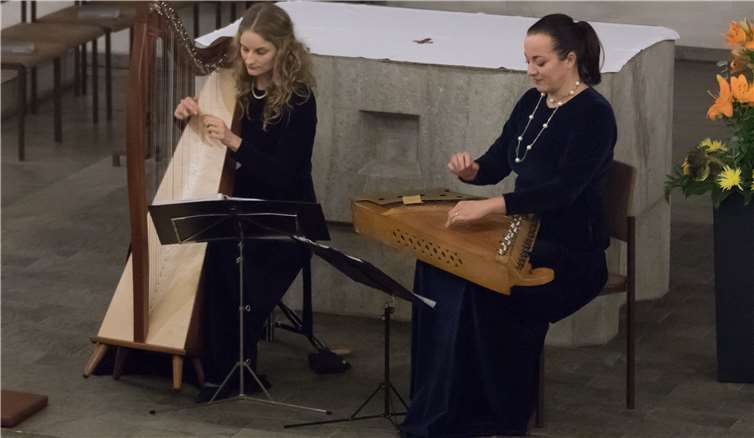 Giedre Šiaulyte an der Harfe und die eigens angereiste Ingrida Spalinskaie-Kuriene am Kankles.
