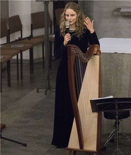 Giedre Šiaulyte begrüßt die Gäste undberichtet, wie es zum Duo gekommen ist.