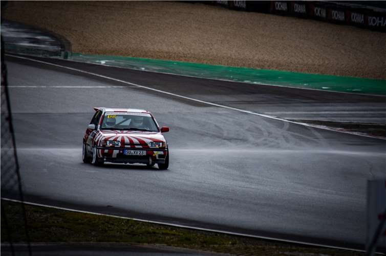 Gierlich und Schreiber steuerten ihren Nissan Sunny GTI souverän durch den Regen.  Foto: Ben Güldner