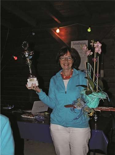 Giesela Stahl hielt am Ende den „Großen Wanderpokal“ in den Händen.