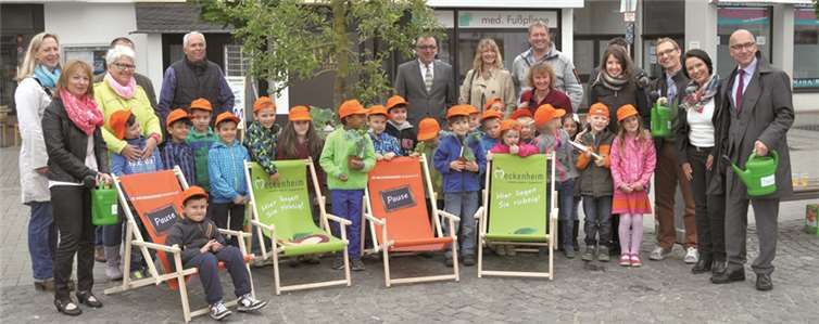 „Gießen und Genießen“: Die Kita-Kinder, deren Erzieherinnen und die Sponsoren und Initiatoren der Aktion am Neuen Markt.Stadt Meckenheim