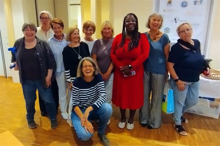 Gifty Rosetta Amo Antwi mit einigen Frauen aus dem Weltladenteam