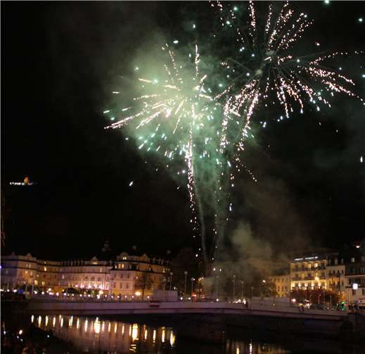 Gigantisches Feuerwerk erleuchtet den Bad Emser Nachthimmel.