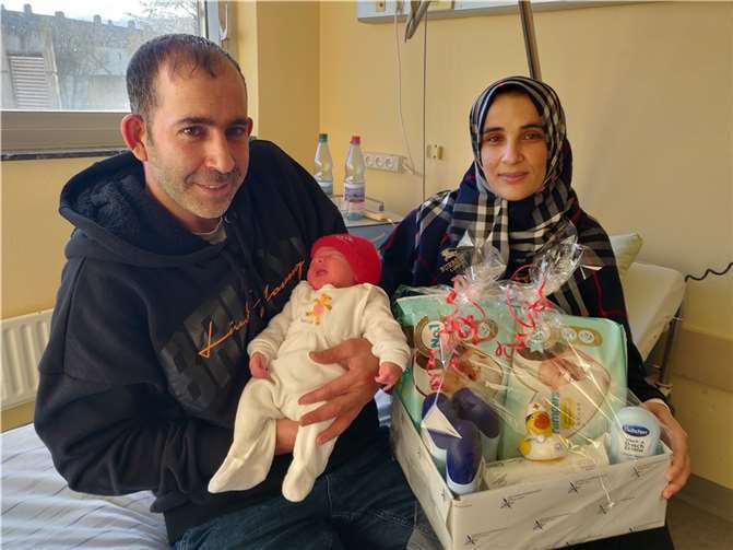 Gihad und Mariam Alshilash freuen sich sehr über ihre kleine Batol. Das Koblenzer Neujahrsbaby kam im Kemperhof zur Welt. Foto: GKM