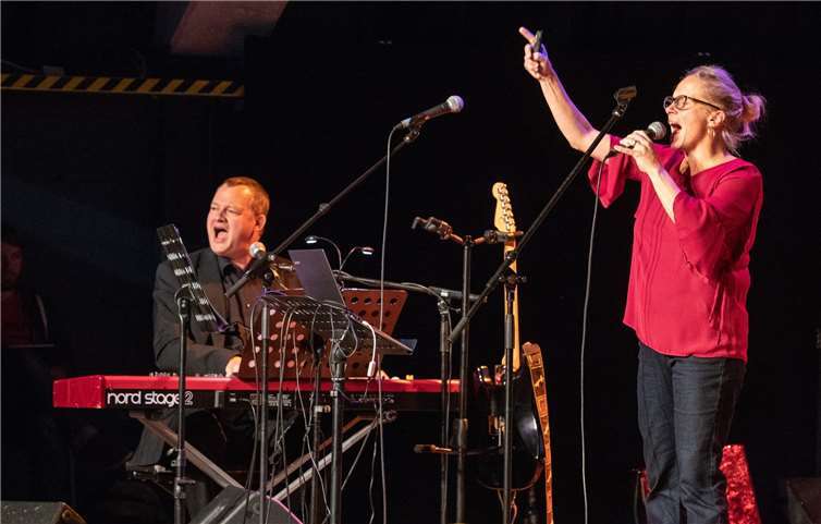 Gika Bäumer und Lutz Angermann stimmen Songs zum gemeinsamen Singen an. Foto: privat
