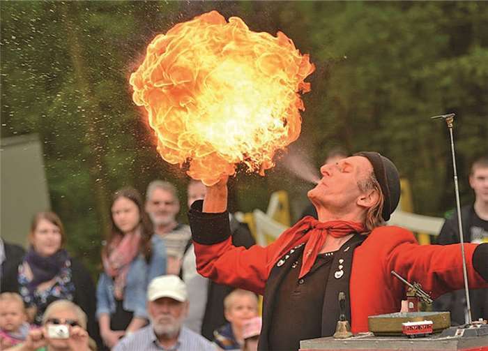 „Gilbert“ sorgt mit seinen amüsanten Gaukeleien und Vorführungen für gute Unterhaltung. privat