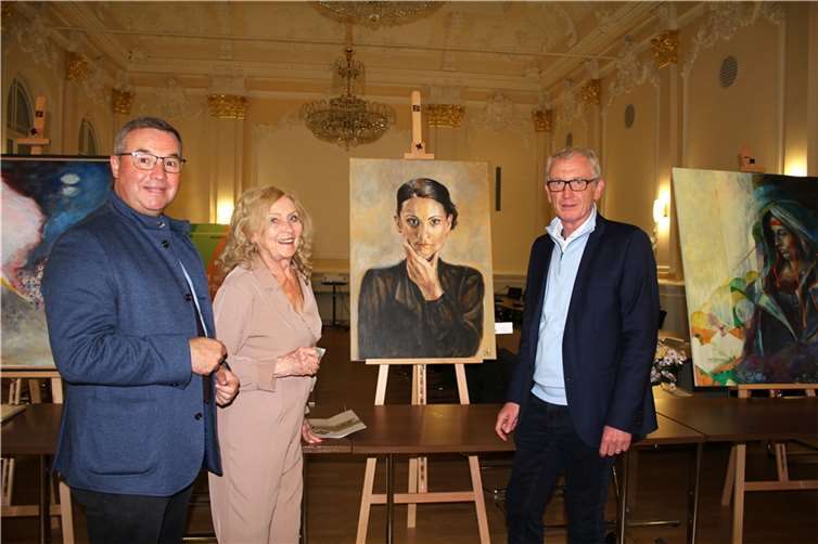 Are Gilde feiert 80-jähriges Bestehen Gilde-Vorsitzende Eva-Maria Kreuter mit Bürgermeister Guido Orthen (l.) und dem Ersten Kreisbeigeordneter Horst Gies. Fotos: HG