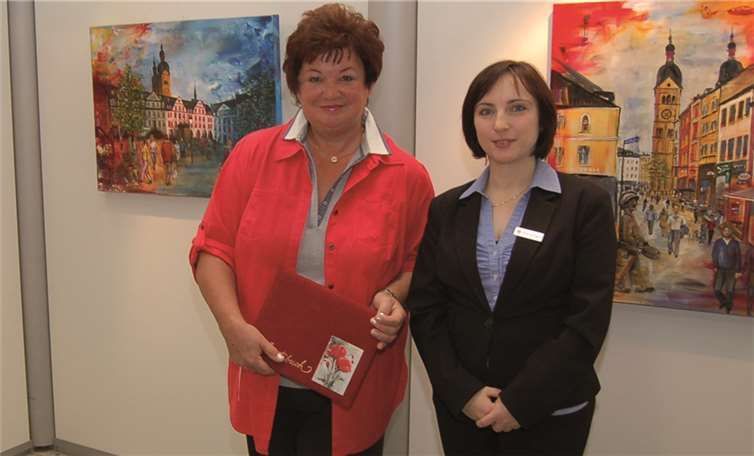 Gilla Reif (l.) zusammen mit Katharina Koalik, Kundenberaterin in der Schlossstraße, anlässlich der Ausstellungseröffnung Ende April.privat