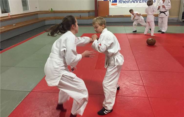 Gina Kütscher und Max Rüb im Ju-Jutsu Zweikampf.
