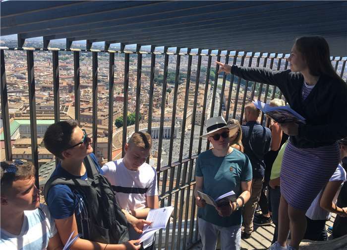 Auf den Spuren der alten Römer Gina-Maria Velten bei ihrem Vortrag auf der Kuppel des Petersdomes.