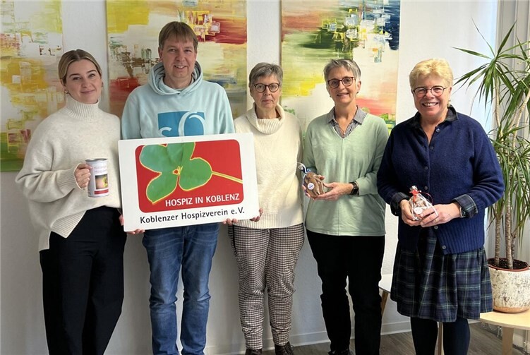 Gina Melis (li., Ressortleitung Social Media & Unternehmenskommunikation Hartkorn Gewürzmühle GmbH), Erika Fincke (re.) und Claudia Castor-Ott (2.von re.) übergaben Monika Hildenbrand (mi.) und Dirk Griesel (2.von li.), beide Koblenzer Hospizverein e.V., die Spendensumme von insgesamt 1.345,10 Euro sowie ein schmackhaftes Exemplar des bekannten Koblenzer Wahrzeichens. Foto: Daniel Liefke, Koblenzer Hospizverein e.V.