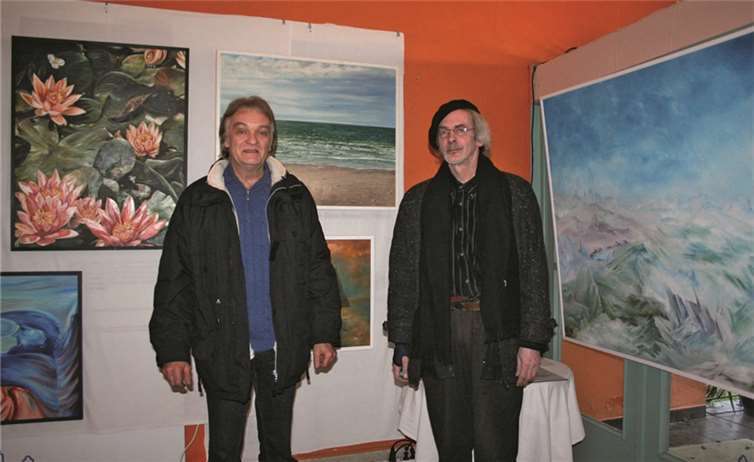 Ginger Bitterling und Mick Sawitzke, hier vor Arbeiten Sawitzkes, begrüßten die Marktbesucher in der Trinkhalle.