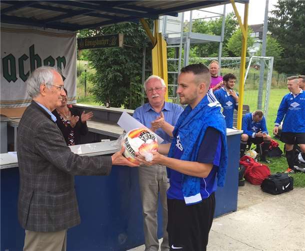Giovanni Rago vom SC Italia (Mitte), erhielt den vom Sportamt Koblenz gestifteten Ball aus den Händen von Vito Contento (l.) und Hans Mohr (r.).