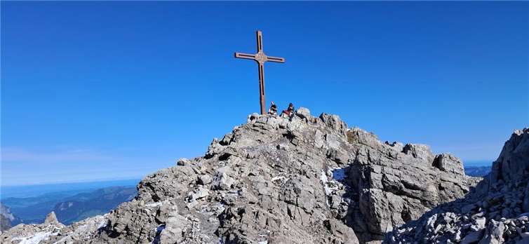 Gipfel der Mohnenfluh. An allen Bergspitzen und -sätteln waren Streckenposten platziert, die die Startnummern der Teilnehmer notierten – vor allem zu deren Sicherheit. Außerdem wurden diese per App getrackt. Foto: Bünnagel