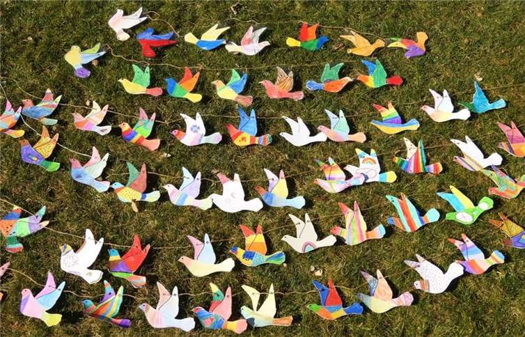 Girlanden mit Friedenstauben an der Grundschule Hinter Burg.