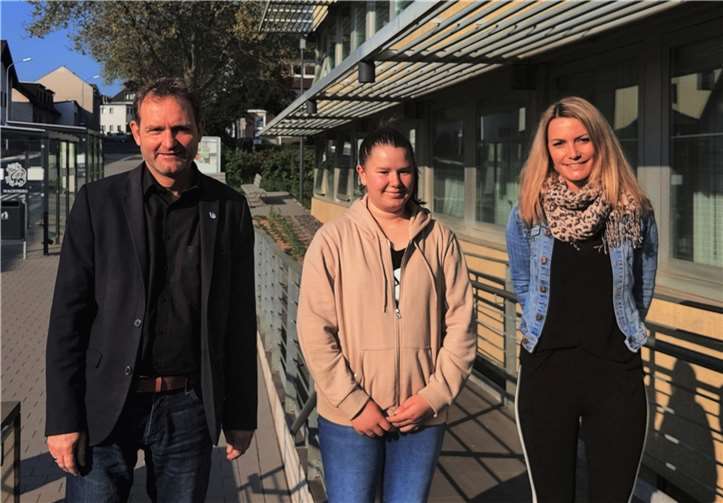 Girls’Day: Schülerin Judith (Mitte), hier mit Fachbereichsleiter Jan Schatton und Gleichstellungsbeauftragter Tamara Schneider, war gekommen, um die Arbeit im Ordnungsaußendienst kennenzulernen.  Foto: Gemeinde Wachtberg/ag