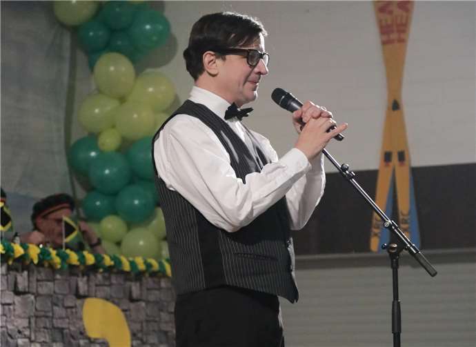 Gisbert Fleumes präsentierte als Servicekraft manch Unerwartetes.