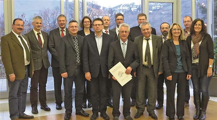Gisbert Mayer (Mitte) gemeinsam mit Landrat Schnur, Landrat a. D. Huwer sowie den Geschäfts- und Fachbereichsleiter/- innen. Privat