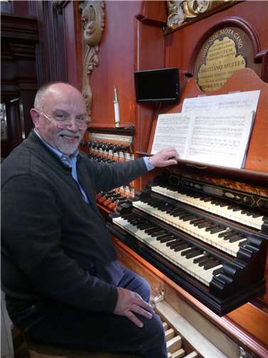 Gisbert Wüst rückt bei seinem Orgelprogramm das beliebte Kirchenlied „Großer Gott, wir loben dich“ in den Mittelpunkt.  Foto: Guido Lacher