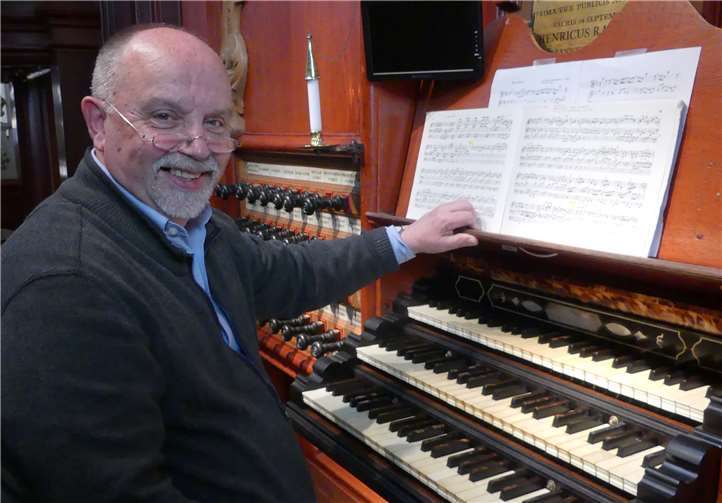 Gisbert Wüst spielt bei der 45. Marktmusik.Foto: privat