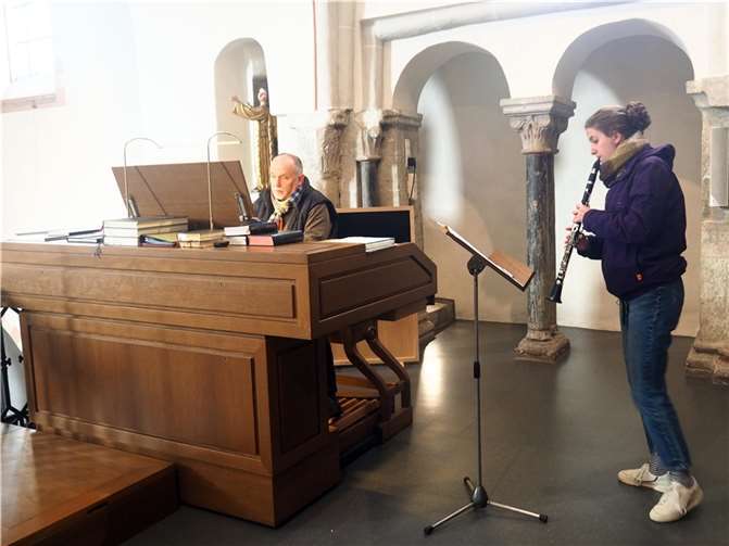 Gisbert Wüst und Helene Caspar rücken das beliebte Kirchenlied „Nun bitten wir den Heil’gen Geist“ in den Mittelpunkt.  Foto: Theresa Artzdorf