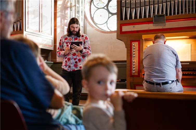 Gisbert Wüst und Pfarrer Fabian Schley beim Erzählen der Sturmgeschichte.