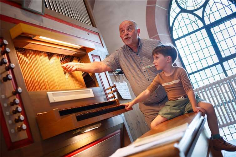 Gisbert Wüst, während er den BesucherInnen die Orgel erklärt. Fotos: Peter Bongard