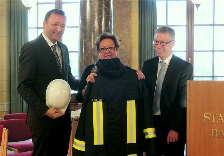 Gisela Bertram überreichte gemeinsam mit Rainer Lindner (r.) Feuerwehrschutzjacke und Helm an Josef Oster.