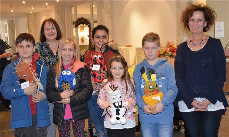 Gisela Dröge (l.) und Dagmar Ackermann mit den Siegerkindern und ihren tollen Knollen. AB