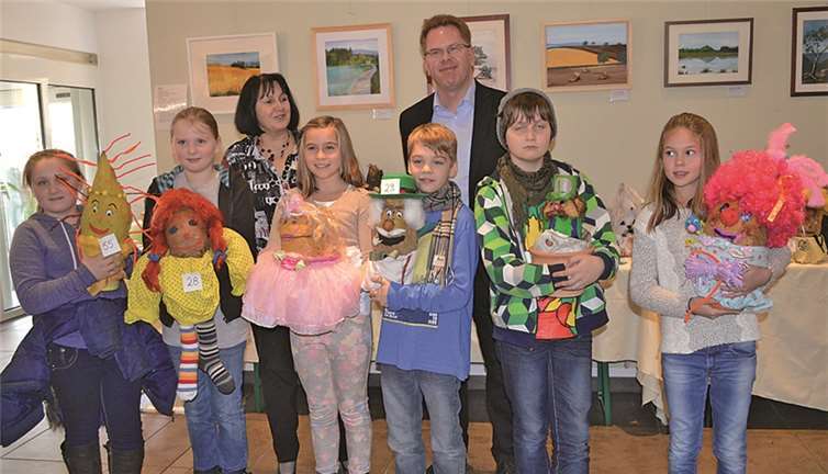 Gisela Dröge und Marcus Wald mit den Siegern des Wettbewerbes.AB