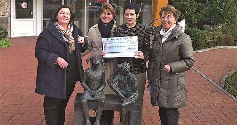 Gisela Führ, Eva Werning, Ruth Wehnert und Helen Mauermann bei der Scheckübergabe.privat