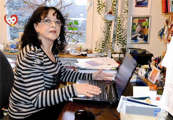 Gisela Halfen arbeitet viele Stunden im Monat an den Akten für die Selbsthilfegruppe