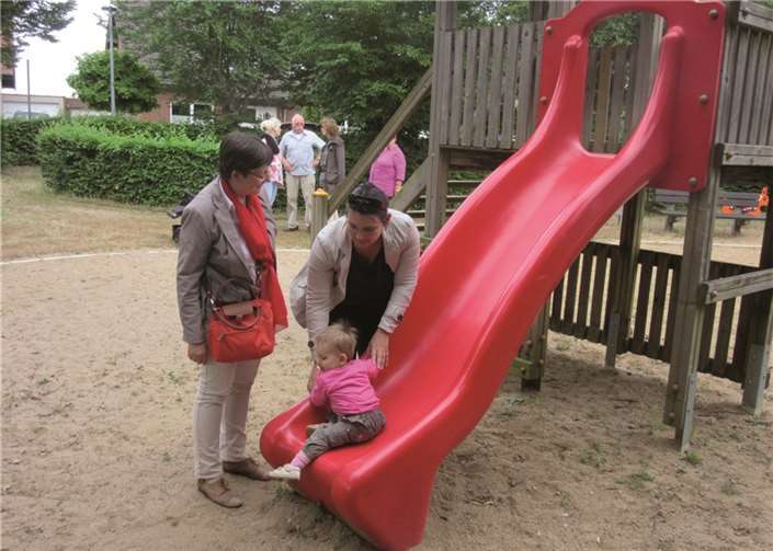 Gisela Hein mit Bürgern auf dem Spielplatz in Dünstekoven.privat