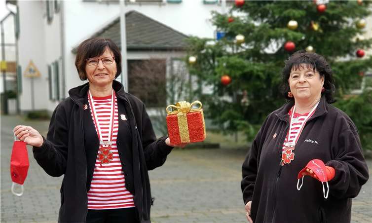 Gisela Hommer (2. Vorsitzende) und Petra Hommer (1. Vorsitzende) präsentierten den neuen Mund-Nasen-Schutz des Möhnenvereins Urmitz.Fotos: KH