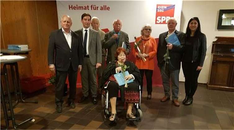Gisela Kramer (vorn im Rollstuhl sitzend) bei der Ehrung für 65-jährige SPD-Mitgliedschaft.Foto: privat
