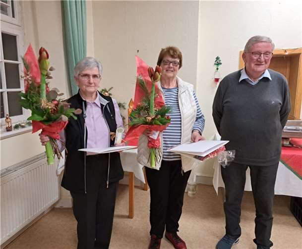Gisela Ostrowski und Marlies Sauerborn wurde für 50 Jahre aktives Singen im Chor geehrt. Foto: privat