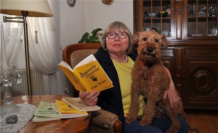 Gisela Pfeil präsentiert ihr neues Büchlein. Hündin Kerry darf da natürlich nicht fehlen. Stadt Andernach/Maurer